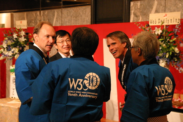 Tim Berners-Lee (W3C/MIT)、萩野 達也 (W3C/慶應)、村井 純 (慶應義塾大学)、Steve Bratt (W3C/MIT)、斎藤 信男 (W3C/慶應)