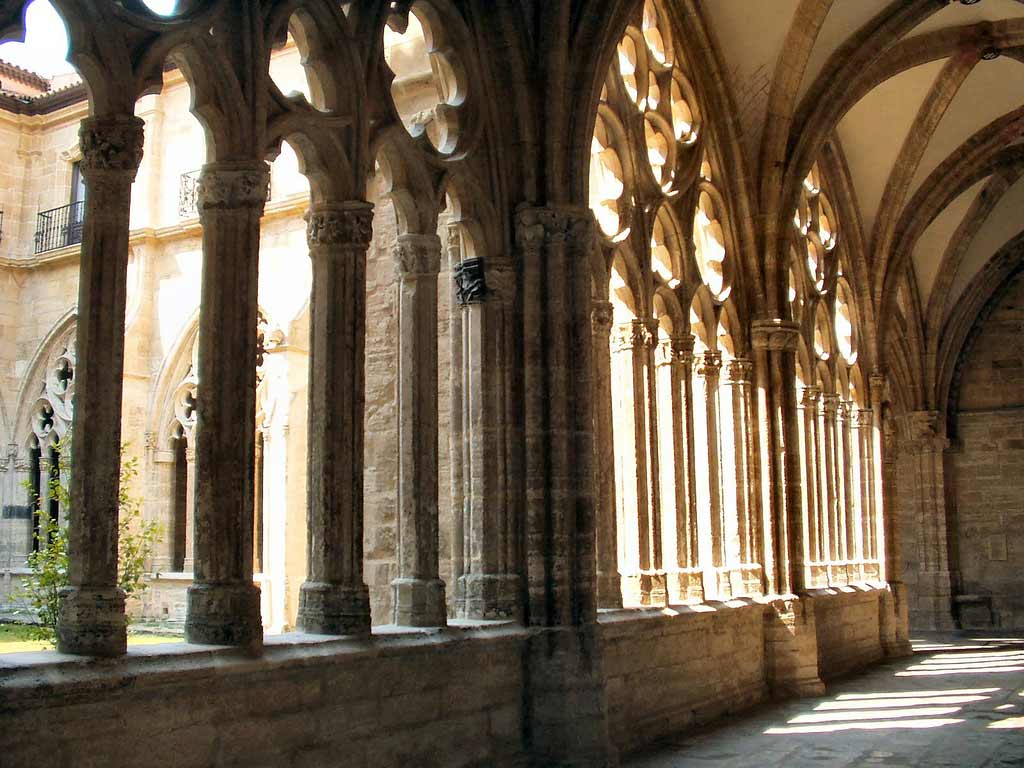 arcos en el claustro catedral de oviedo