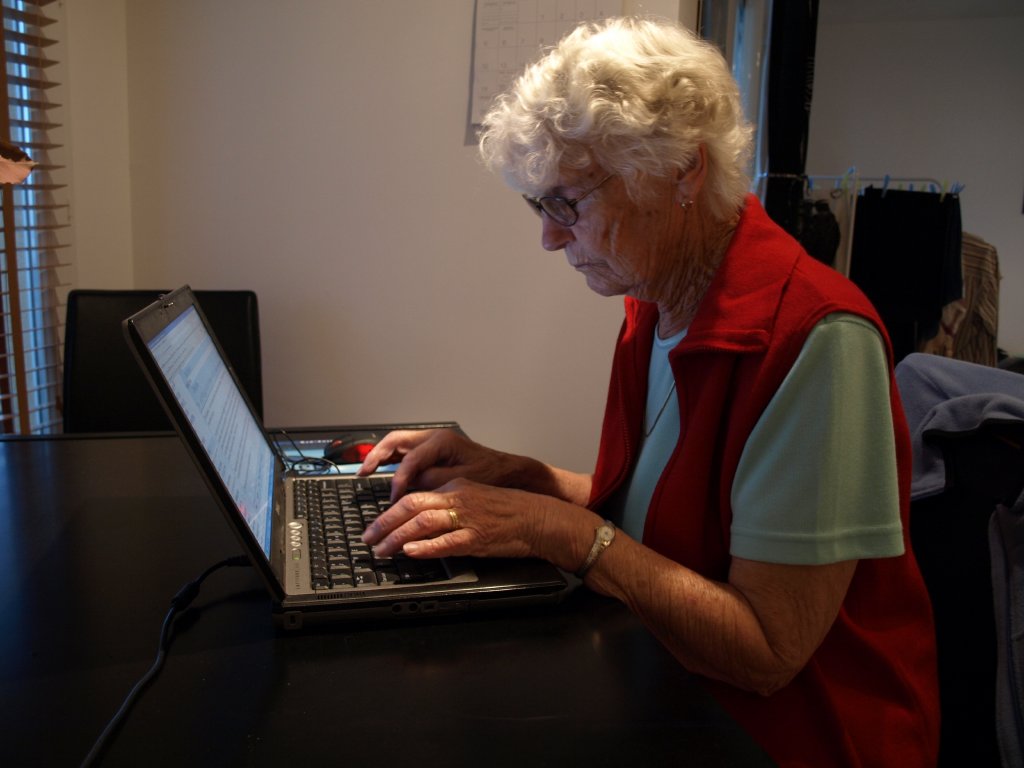 Ada (85 years) at the computer sending email