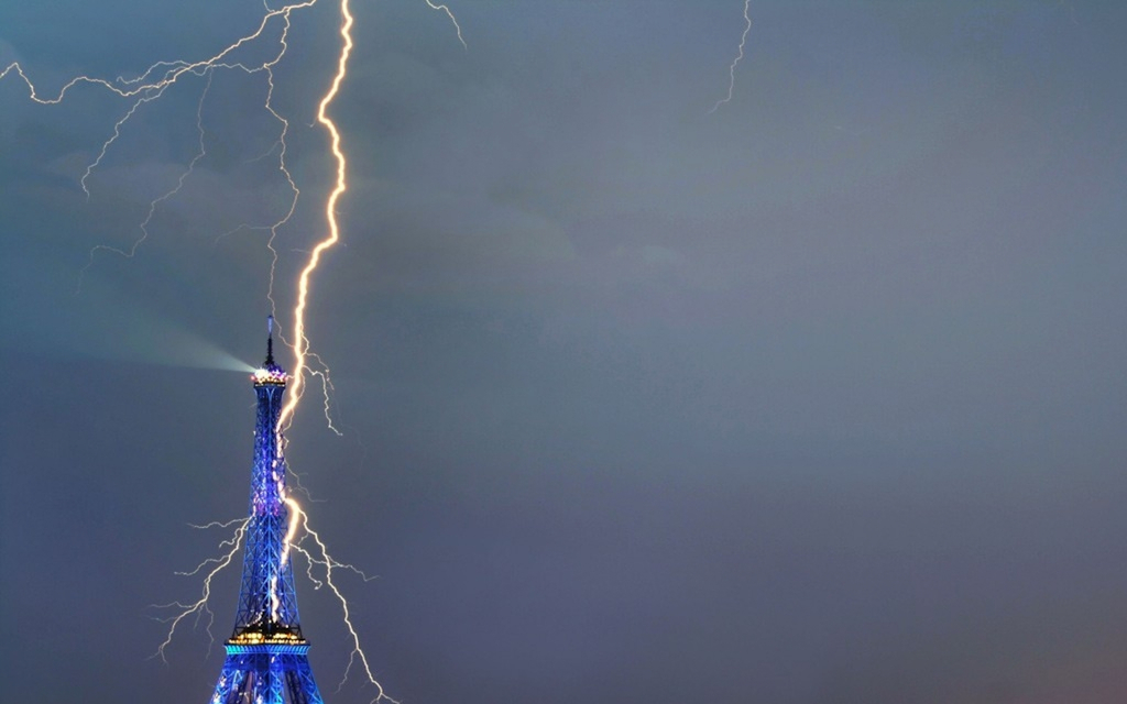 Lightning bolts hitting Eiffel tower