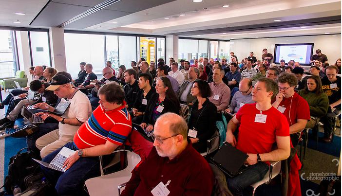 (foto: room full of sitting people)