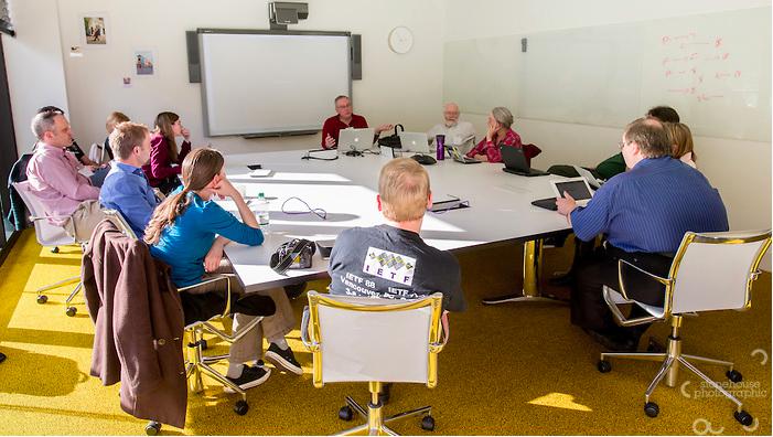 (foto: people around a big table)