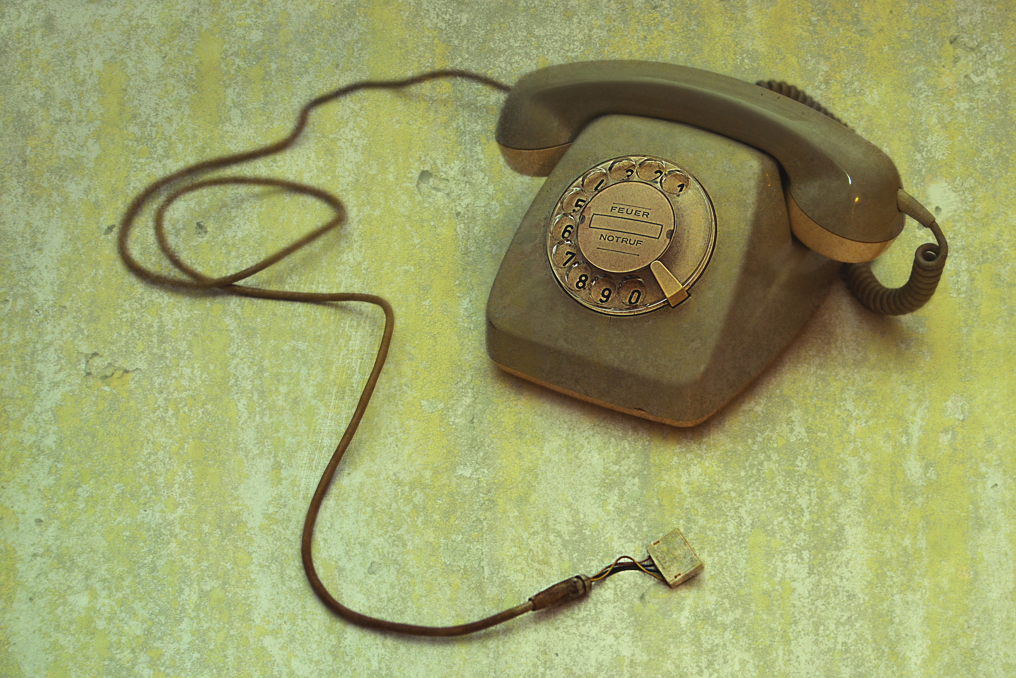 A dusty 1960s phone with cable disonnected