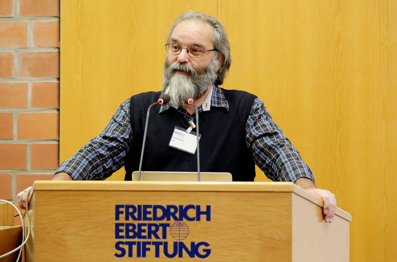 Ivan Herman speaking at the Semantic Web in Libraries Conference, November 2016