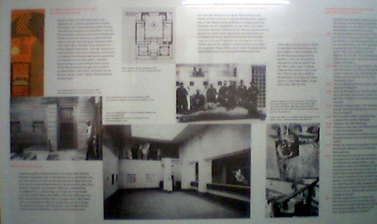 Een groot informatiebord
     met tekst en foto's uit een museum. 