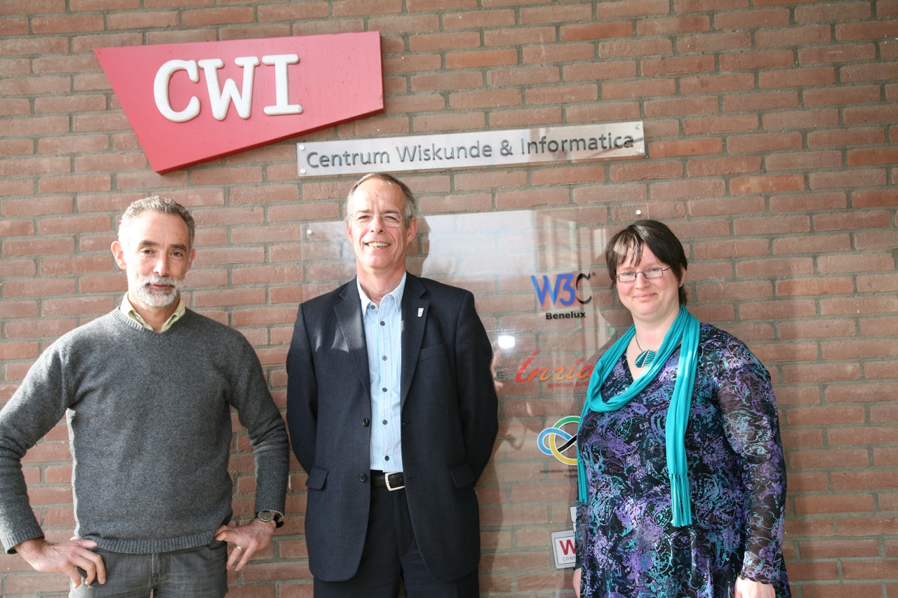 Op de foto: Annette
    (rechts) naast Bernard (midden) en Fons