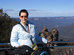 Zookeeper on holidays in Katoomba (Australia) posing in front of the famous 3 sisters rock outcrop